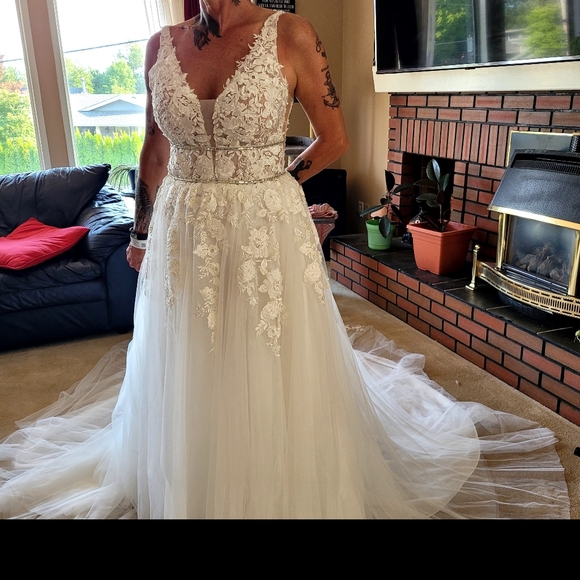 Never worn!! WEDDING DRESS,  Size 10/12 . - Picture 2 of 4